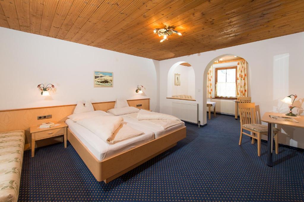 Gasthaus & Pension Alphorn Lech am Arlberg Rum bild